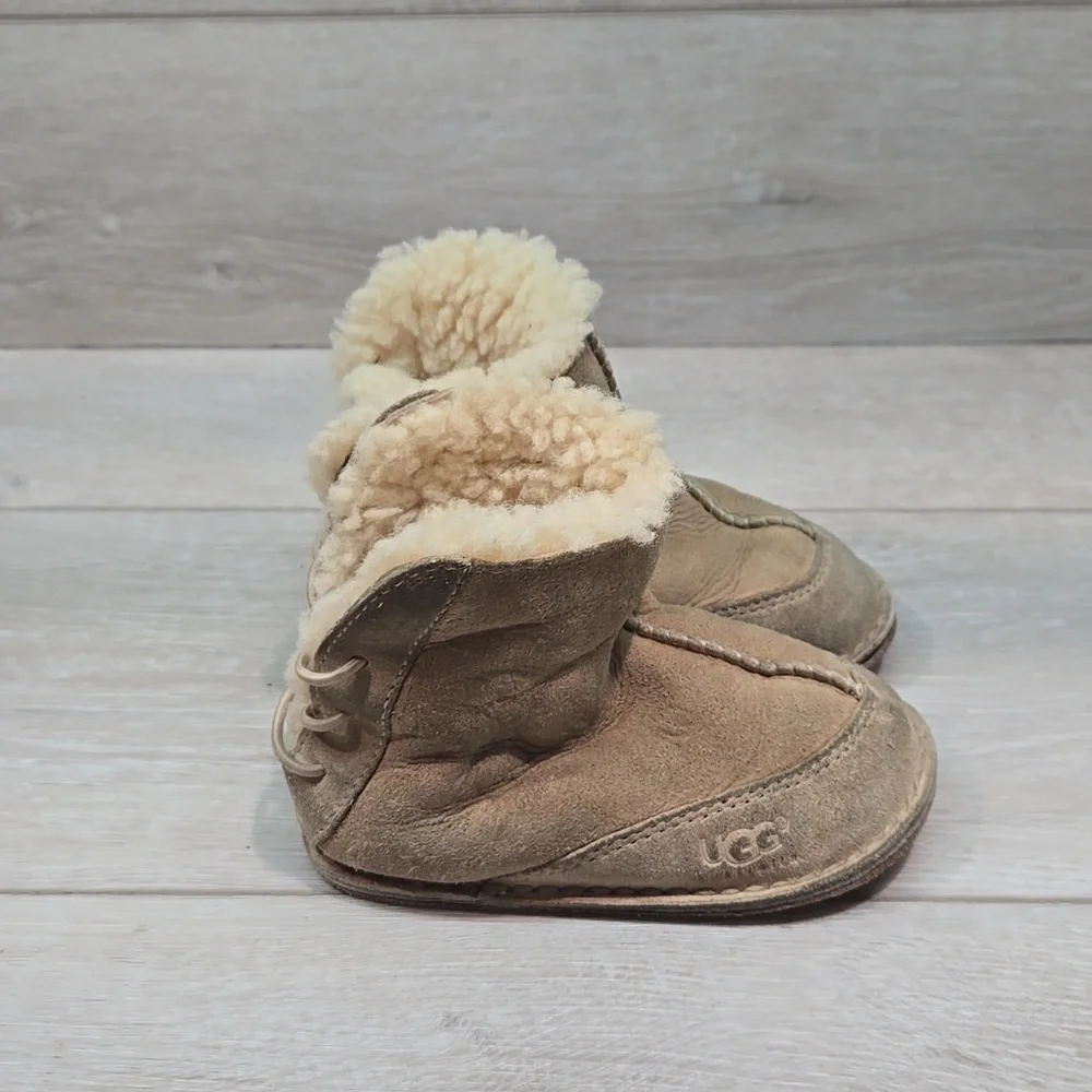 UGG Australia 5206 Leather Sheepskin Kids Boots Shoes Sz M